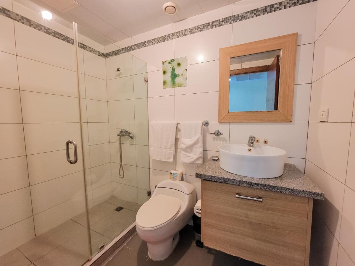 Marbella Towers Beachfront 2 Bedrooms 후안돌리오 외부 사진